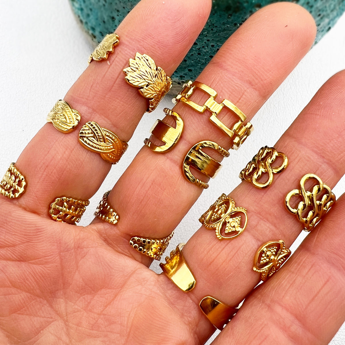 adjustable rings on hand