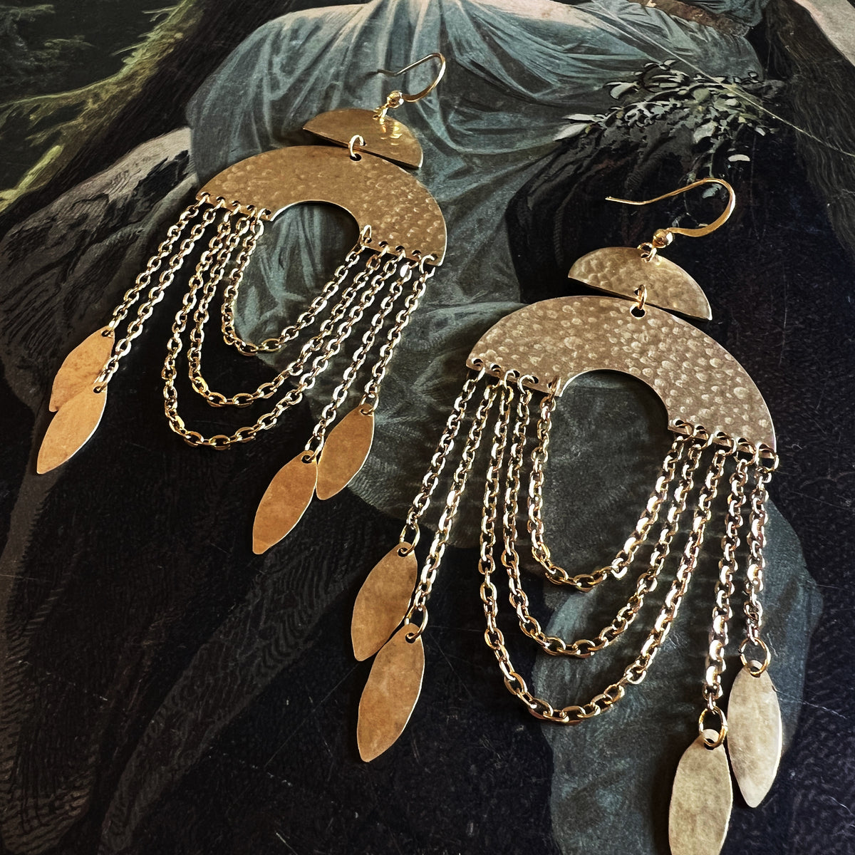 Golden Current | Hammered Arch Chain Earrings